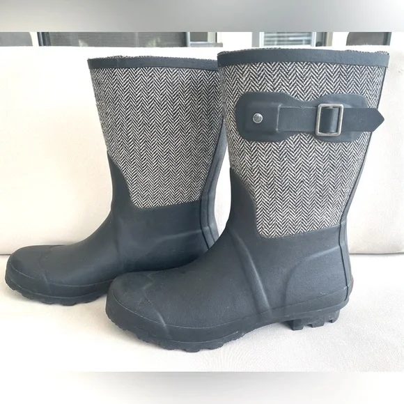 Chooka | Matte Black & Herringbone Mid-Rise Rain Boot - Picture 2 of 11